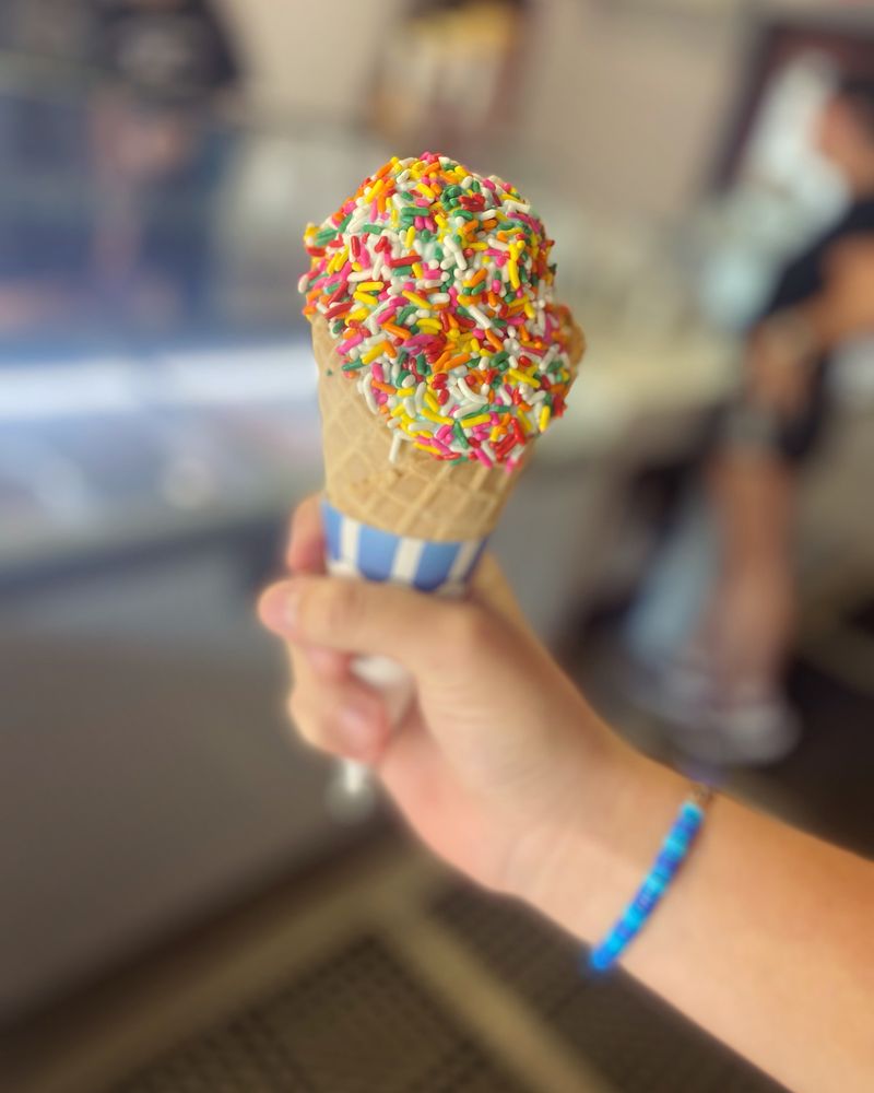 Scoops On Main Logo