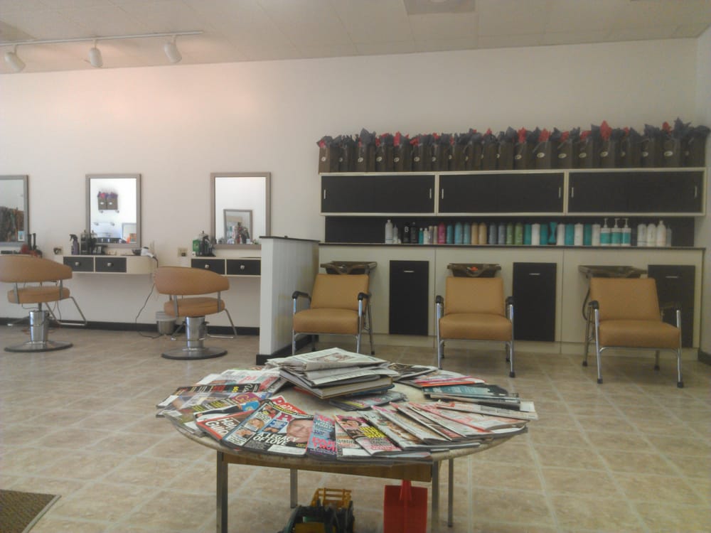 Chez Delila's Hair Salon Logo