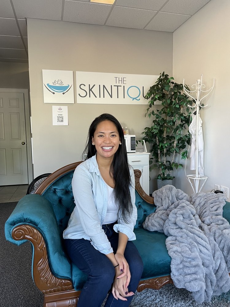 The Skintique Logo